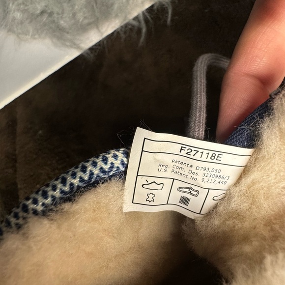 Uggs Neumel II Tasman (NEW NO TAGS, NO BOX)) Boys size 2 US - Picture 15 of 16